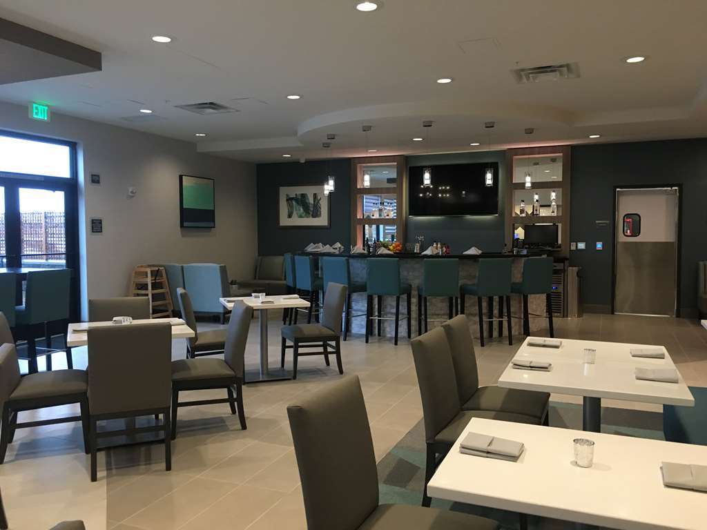 Best Western Premier Hotel At Fisher'S Landing Vancouver Restaurant bilde