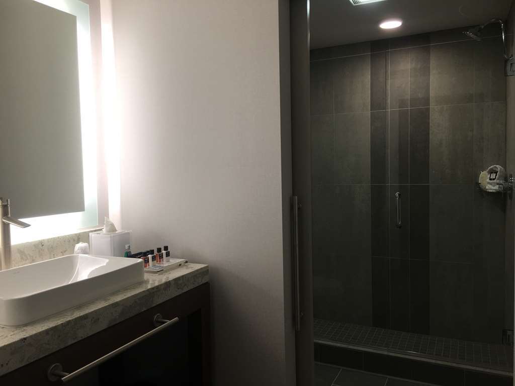Best Western Premier Hotel At Fisher'S Landing Vancouver Rom bilde