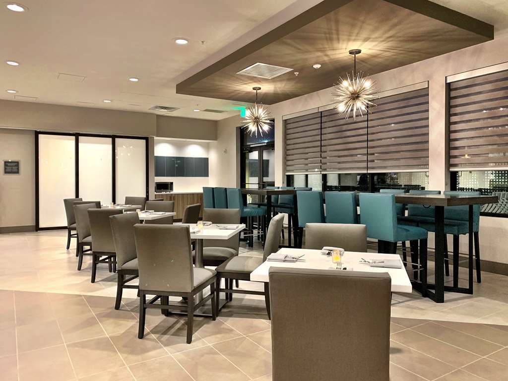 Best Western Premier Hotel At Fisher'S Landing Vancouver Restaurant bilde